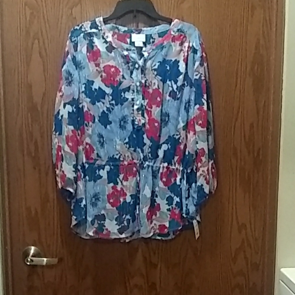 🆕 Liz Clairborne 🌹 Floral 🌹 Henley Blouse
